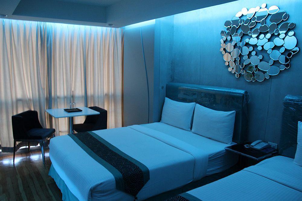 Blutique Hotel Bangkok Esterno foto