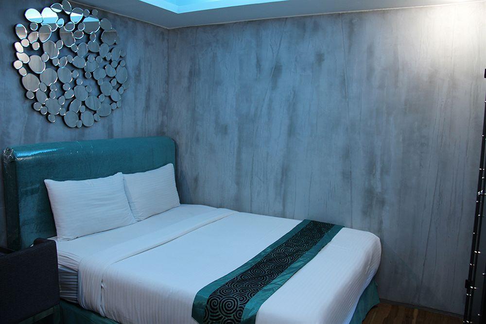 Blutique Hotel Bangkok Esterno foto