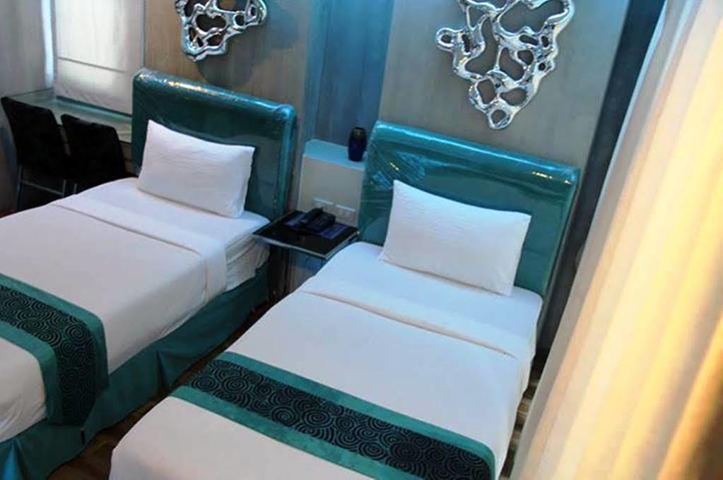 Blutique Hotel Bangkok Esterno foto